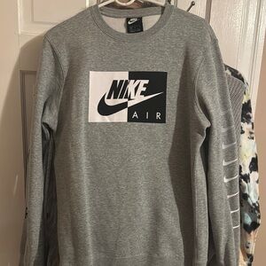 EUC women’s Nike crew neck sweatshirt